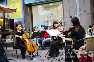 组图小型乐队在台北街头演奏