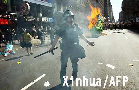 组图：纽约爆发大规模反战游行警方拘留311人