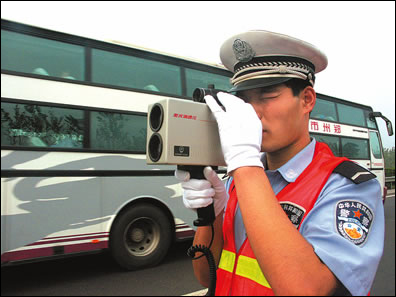 高速公路上也不能疯跑 神眼紧盯超速车辆(图