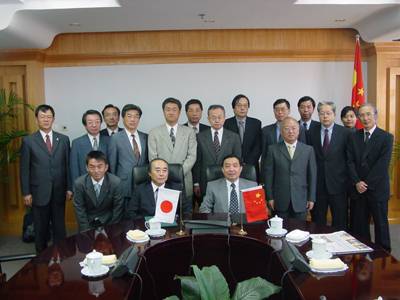 人民日报社与日本北陆大学签定友好协议(组图