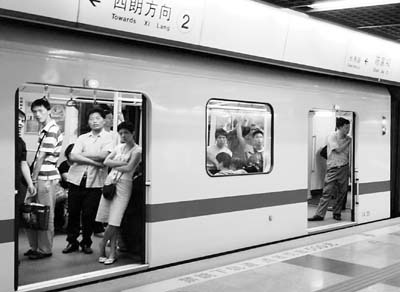 昨日一列列车停在陈家祠地铁站10分钟不出站,等待中的乘客一脸无奈.