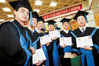 中国人民大学深圳研究院在市人大会堂举行开学典礼暨硕士学位授予仪式