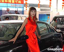 图:中越美女v美女展出香车美女商品擦衣服图片