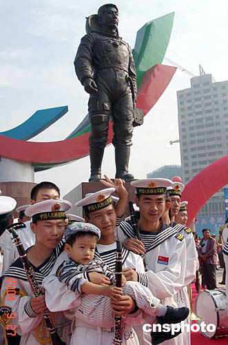 杨利伟雕像在葫芦岛市落成(组图)