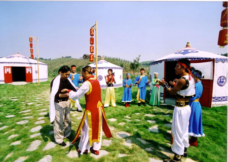蒙古族少女向游客献哈达
