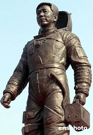 中国航天英雄杨利伟雕像二十七日在家乡辽宁省葫芦岛市飞天广场落成.