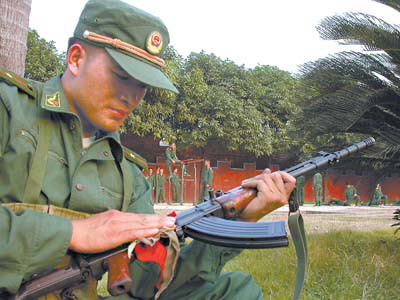 神枪手吴志林用一发子弹 选择使用自动步枪击倒歹徒(图)