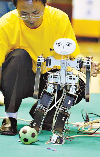 中国足球机器人大赛昨在华南理工大学开幕 58