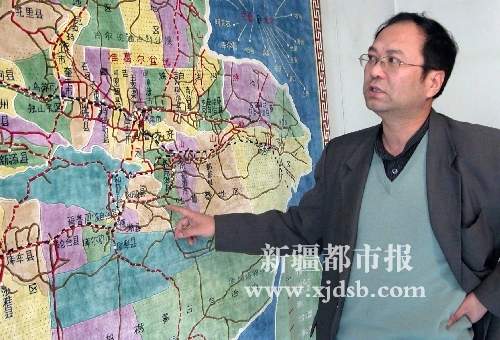挂毯上织出新疆区域交通图 希望通过地图宣传