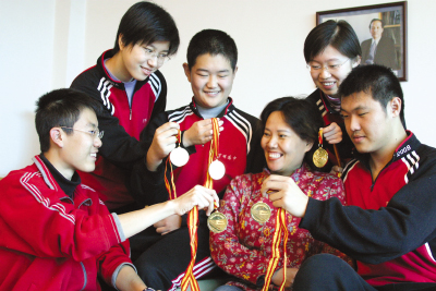 育明高中两女生获全国物理竞赛金奖,五名学生