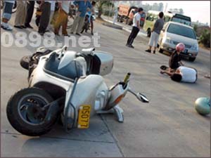 海南大学校门前:两考生驾车撞伤市民(组图)
