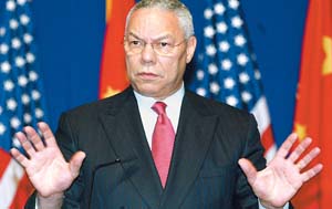 10月25日,美国国务卿鲍威尔在北京举行记者招待会.