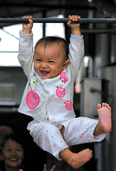 一岁女童成体操明星 耍单杠还玩掌上直立(组