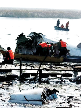 包头客机坠毁54人遇难南海公园水成黑灰色(组图)