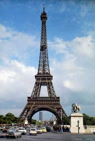法国巴黎的埃菲尔铁塔将身披冰雪盛装(图)
