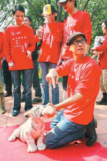 与野生动物亲密接触 尽显天涯侠医本色(组图)