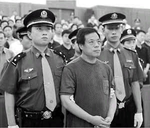 2004年9月10日李友灿因受贿罪一审被判处死刑(燕赵晚报图)