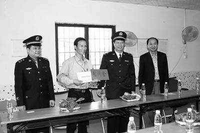 黄埔区公安分局局长麦志强(右二)昨至溢通公司慰问擒匪司机何建峰