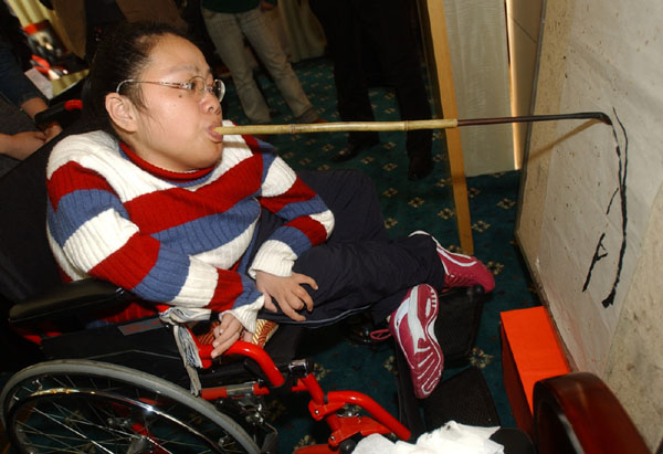 国际残疾人日 浙江举办首个残疾人个人画展(组