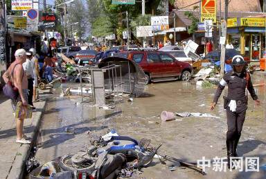 图文：泰国普吉岛遭海啸袭击现场一片狼籍_新闻中心_新浪