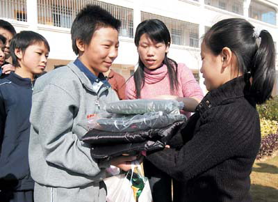 富有爱心的广州孩子为救助站无家同龄人送来了新年礼物.