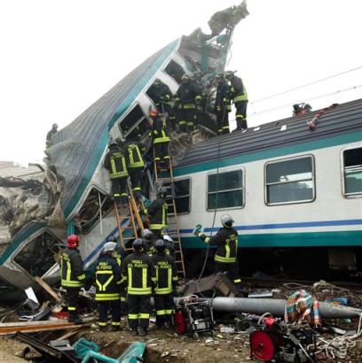 意大利两列火车相撞造成18人死亡50人受伤(图)