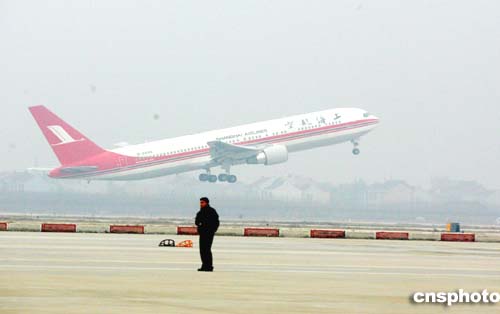 图文:上海航空公司航班从浦东国际机场起飞