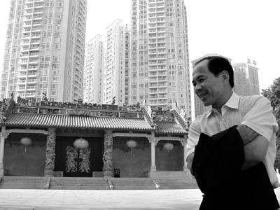 为响应深圳市政府的"梳理行动",劝说皇岗村村民们自己拆掉旧房子