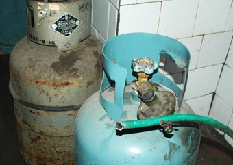 赣州:液化气罐着火 十岁女孩孤身灭火(图)