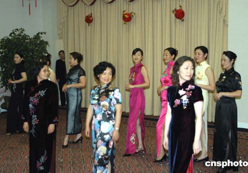驻美大使夫人春节旗袍秀(图)