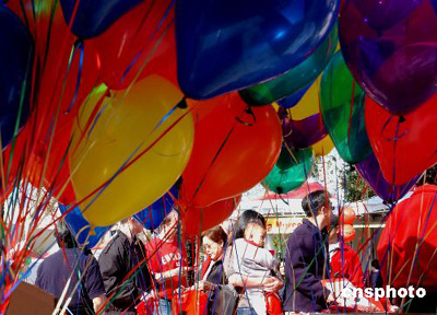 图:美国华人社区彩球飞舞庆春节