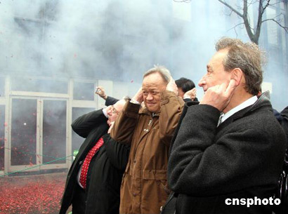 图:巴黎市长在华人区看放鞭炮_新闻中心_新浪