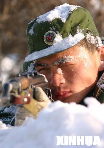 2月23日,新疆军区某汽车团新战士在雪地练习射击.