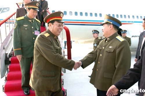 图:空军副司令员刘成军在机场迎接人大代表