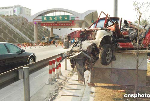 图:广东梅州高速公路车祸标本警示过往司机