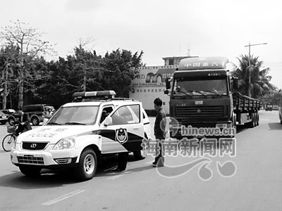 不能承受之重近100吨拉钢筋载重车,置限载30吨之规定于不顾,竟高清图片