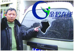 一男一女打架,误伤面包车 车窗被砸个窟窿(图