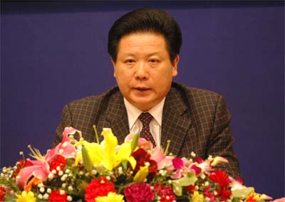 扬州市委副书记,常务副市长洪锦华在会上介绍情况.