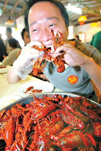 这位男士吃小龙虾的食相甚为可爱.王维宣摄