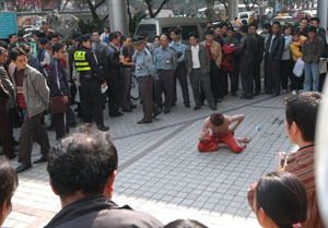 一男当街自虐半小时多(组图)