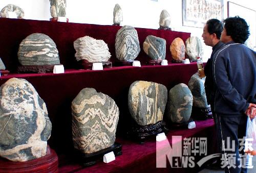 济南第三届奇石博览会在英雄山文化市场举行(