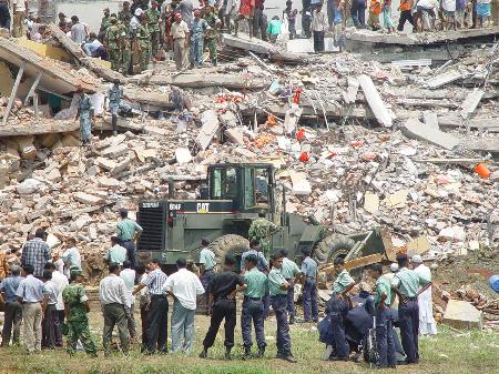 孟加拉国服装厂倒塌15人死亡尚有200人被困(组图)