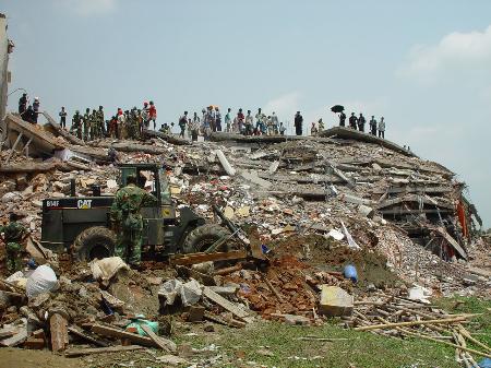 孟加拉国服装厂倒塌15人死亡尚有200人被困(组图)