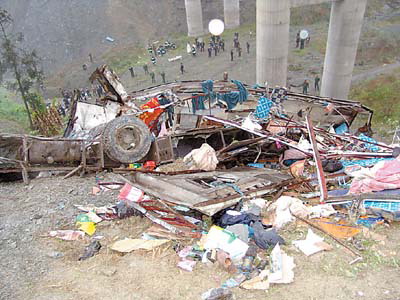 客车撞护栏跌落山坡27人死(组图)