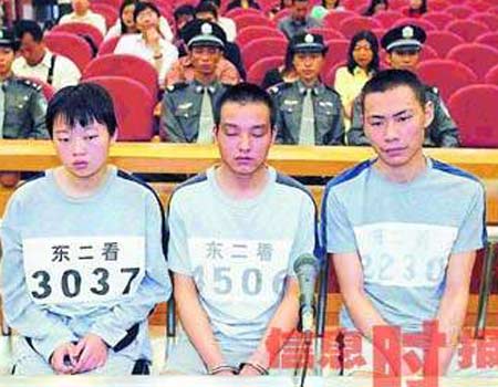 为了区区1300元就残忍地杀害一家5口人,吴君君等3名罪犯昨天面无
