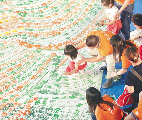 香港千名小朋友手掌印画宣扬环保(图)