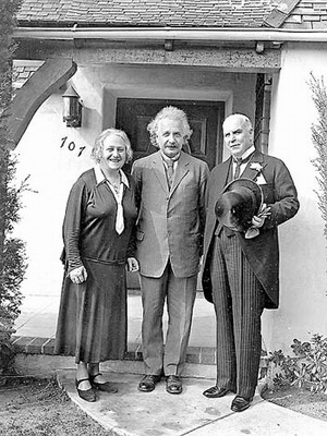 爱因斯坦,第二任妻子爱尔莎与朋友在一起.