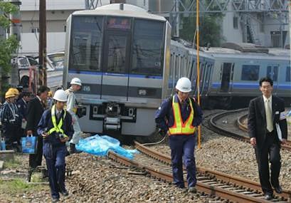图片:工作人员视察火车事故现场