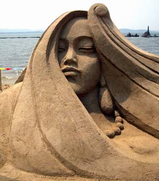 4座沙雕作品亮相东湖沙滩浴场(图)