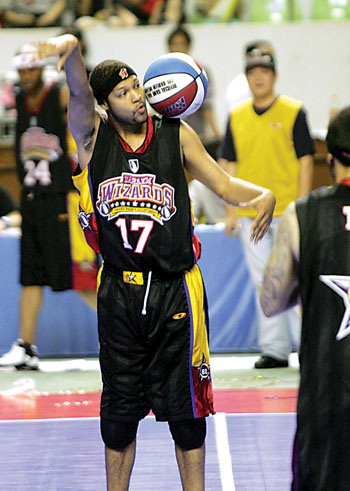 美国哈林巫师花式篮球队昨天首次在广州献艺(